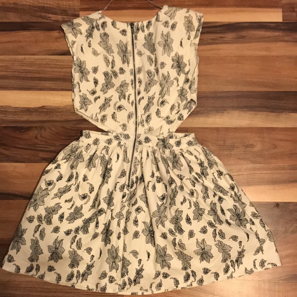 Dress - Picture 4 of 5